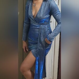 Shein short dress glitter blue, dress with plunging neckline and gigot sleeve.